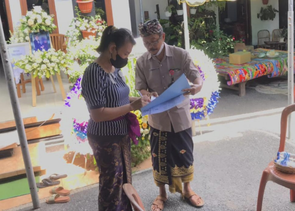 Implementasi Smartvillage Penyerahan KK Baru dan Akta Kematian kepada Keluarga di Banjar Pengilian, Dalung